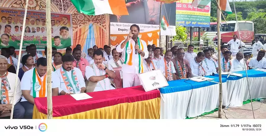 Raichur : मतदान में धांधली के खिलाफ हस्ताक्षर संग्रह अभियान Raichur : मतदान में धांधली के खिलाफ हस्ताक्षर संग्रह अभियान