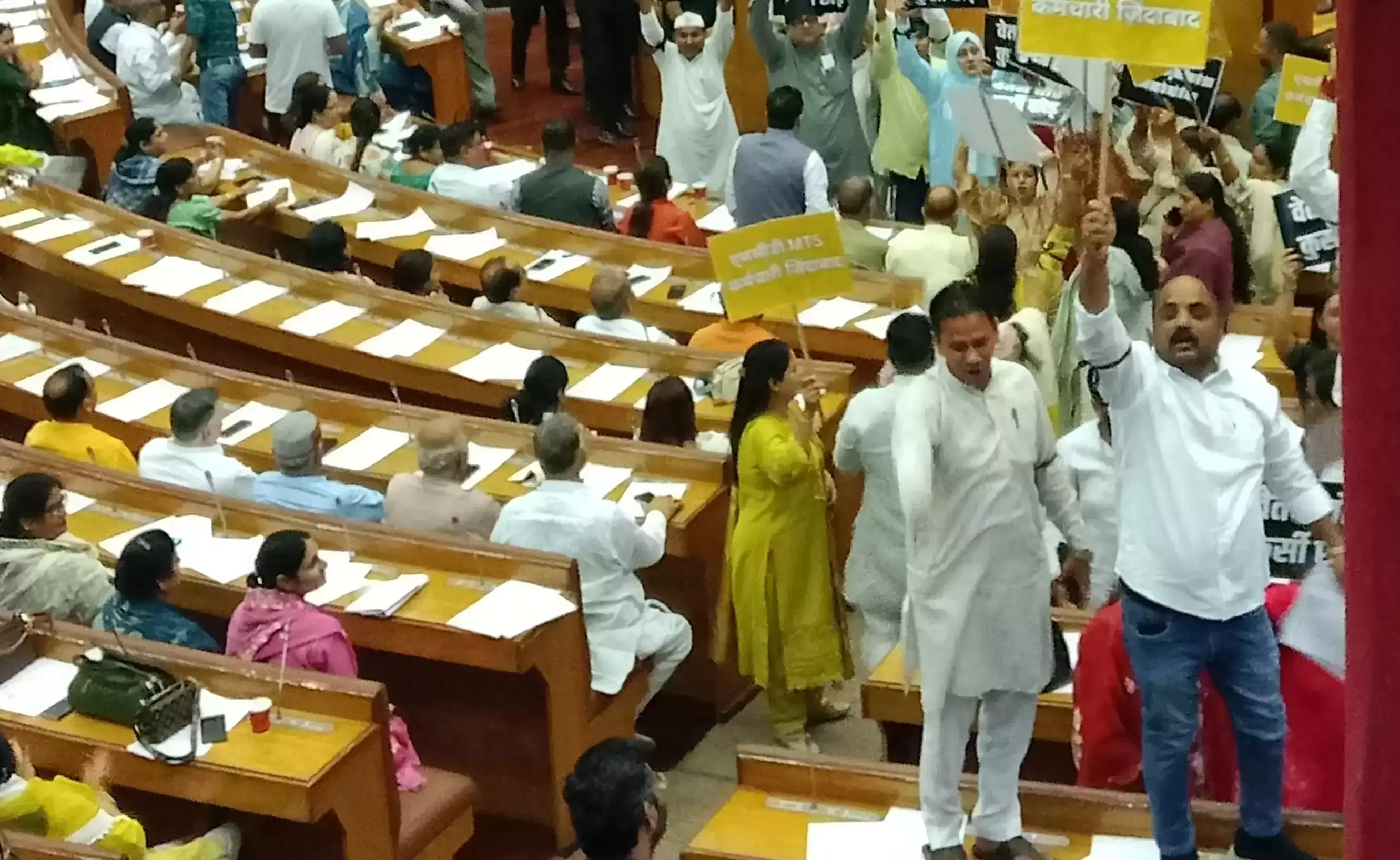 New Delhi: एमटीएस कर्मचारियों के हित में एमसीडी में विपक्ष ने मचाया हंगामा New Delhi: एमटीएस कर्मचारियों के हित में एमसीडी में विपक्ष ने मचाया हंगामा
