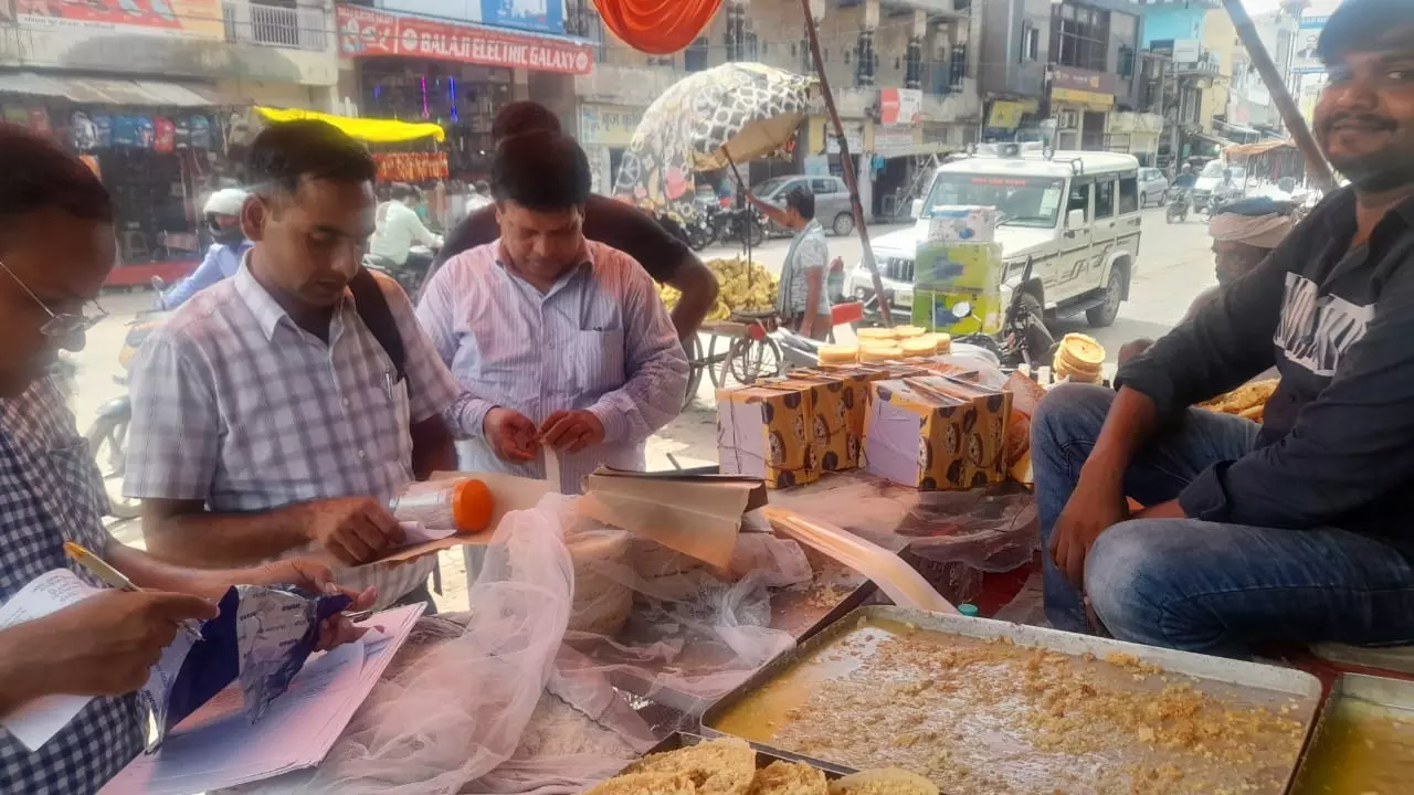 खाद्य सुरक्षा टीम ने शहर में जगह-जगह जांच की, नोटिस थमाए और खराब सामग्री नष्ट खाद्य सुरक्षा टीम ने शहर में जगह-जगह जांच की, नोटिस थमाए और खराब सामग्री नष्ट