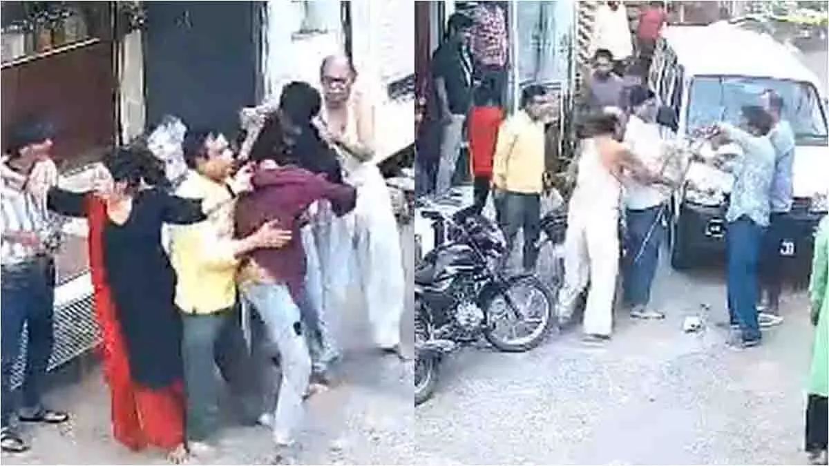 Dhar: लड़की को फ्लाइंग किस देने पर युवकों की पिटाई, बवाल शुरू Dhar: लड़की को फ्लाइंग किस देने पर युवकों की पिटाई, बवाल शुरू