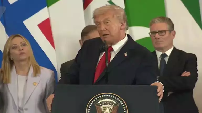 Trump ने गाजा शांति वार्ता में इतालवी पीएम मेलोनी को खूबसूरत युवती कहा Trump ने गाजा शांति वार्ता में इतालवी पीएम मेलोनी को खूबसूरत युवती कहा