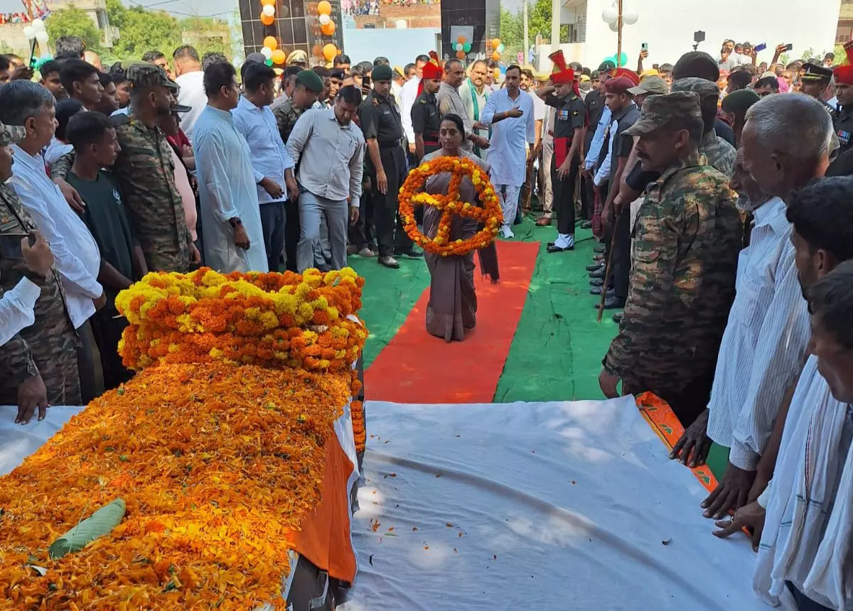 भौनावास में शहीद को सैन्य और राजकीय सम्मान के साथ दी गई भावपूर्ण विदाई भौनावास में शहीद को सैन्य और राजकीय सम्मान के साथ दी गई भावपूर्ण विदाई