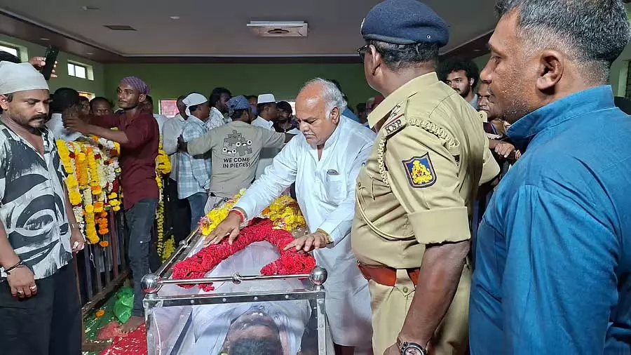 Karnataka : अभिनेता और थिएटर कलाकार राजू तालिकोटे को अंतिम श्रद्धांजलि Karnataka : अभिनेता और थिएटर कलाकार राजू तालिकोटे को अंतिम श्रद्धांजलि