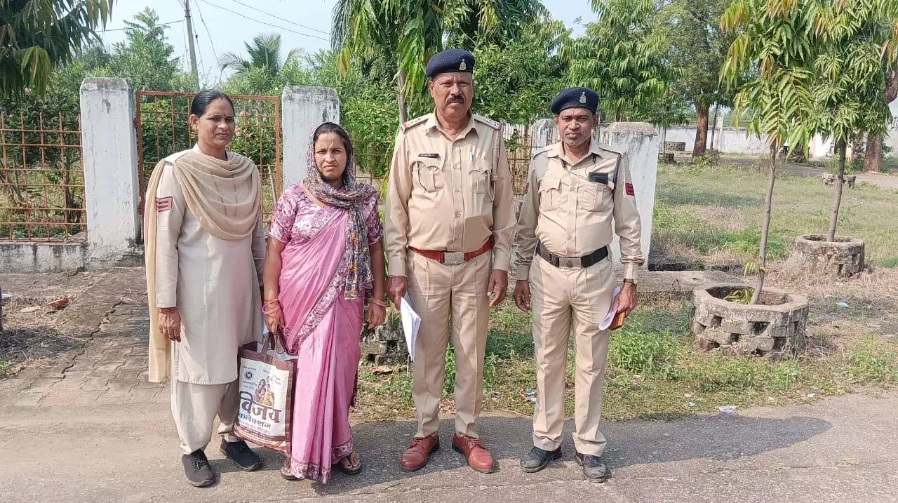 CG BREAKING: उपसरपंच की पत्नी अवैध शराब बेचते गिरफ्तार CG BREAKING: उपसरपंच की पत्नी अवैध शराब बेचते गिरफ्तार