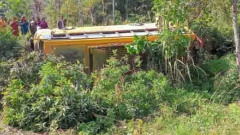 Solan के पास बस दुर्घटना में 15 घायल Solan के पास बस दुर्घटना में 15 घायल