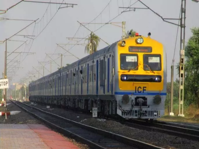 मार्ग पर यातायात बढ़ने के कारण ट्रेन की गति धीमी हो गई मार्ग पर यातायात बढ़ने के कारण ट्रेन की गति धीमी हो गई