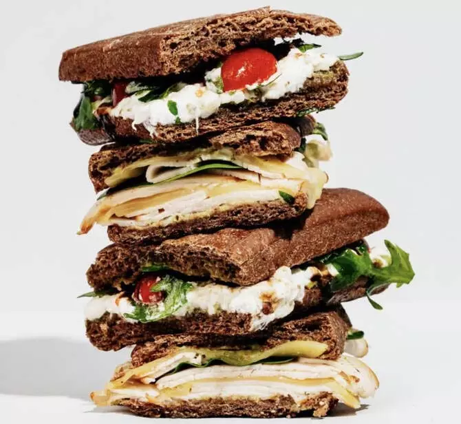 अलखोबार में ए-टू-पी Sandwich शॉप की सैर अलखोबार में ए-टू-पी Sandwich शॉप की सैर