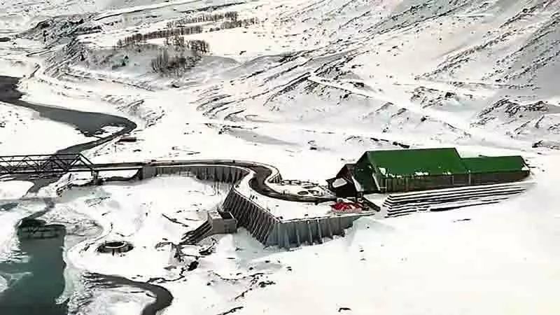 Manali में बर्फबारी से पर्यटक आकर्षित, पैराग्लाइडिंग और रिवर राफ्टिंग का चलन जोरों पर Manali में बर्फबारी से पर्यटक आकर्षित, पैराग्लाइडिंग और रिवर राफ्टिंग का चलन जोरों पर