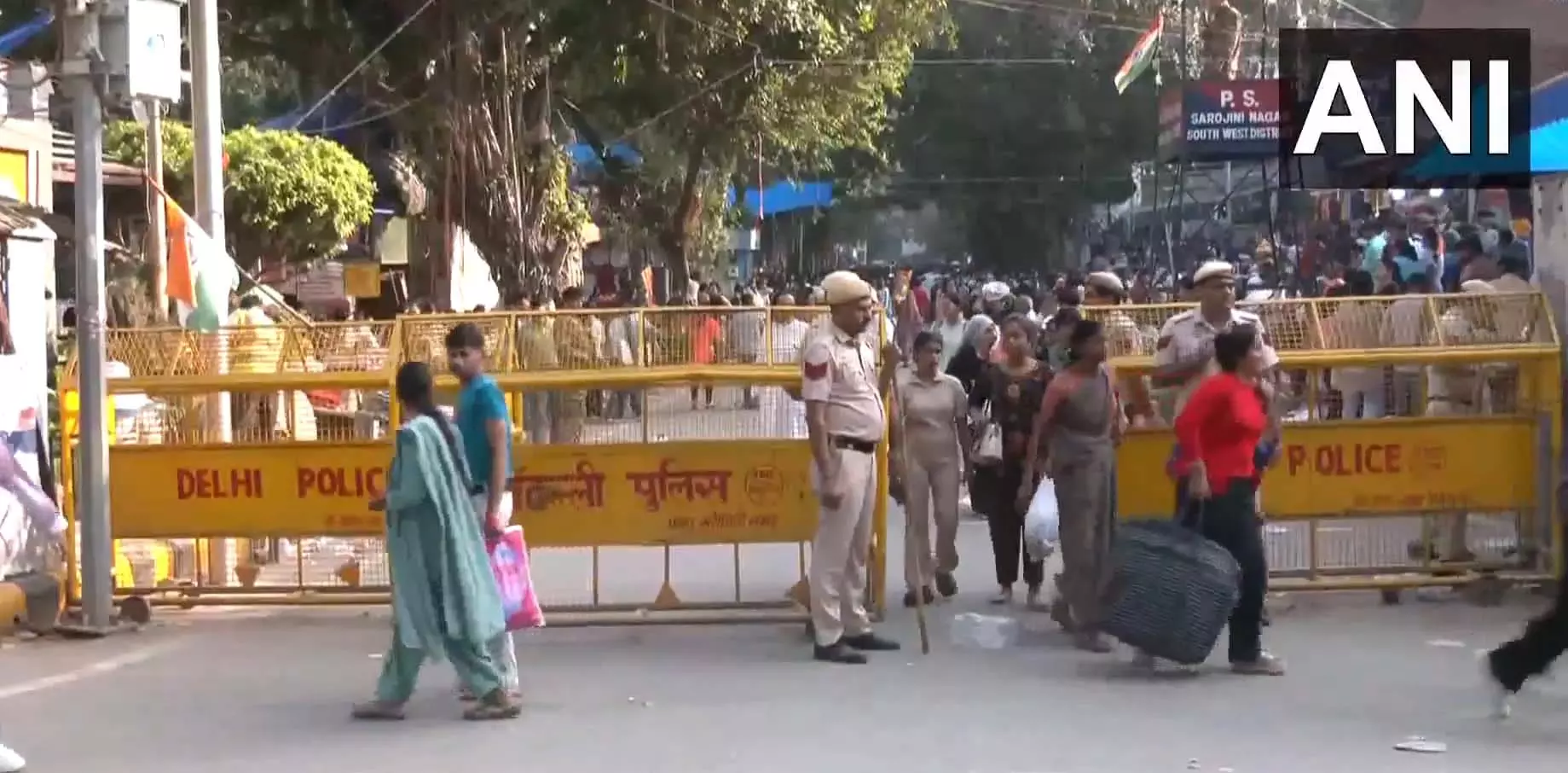 दीवाली से पहले सरोजिनी नगर बाजार में बढ़ाई गई सुरक्षा, दिल्ली पुलिस ने संभाला मोर्चा दीवाली से पहले सरोजिनी नगर बाजार में बढ़ाई गई सुरक्षा, दिल्ली पुलिस ने संभाला मोर्चा