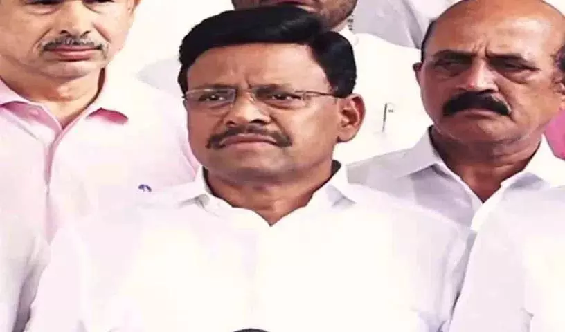 MLC थाथा मधु ने मंत्री थुम्मला, पोन्नम पर निशाना साधा MLC थाथा मधु ने मंत्री थुम्मला, पोन्नम पर निशाना साधा