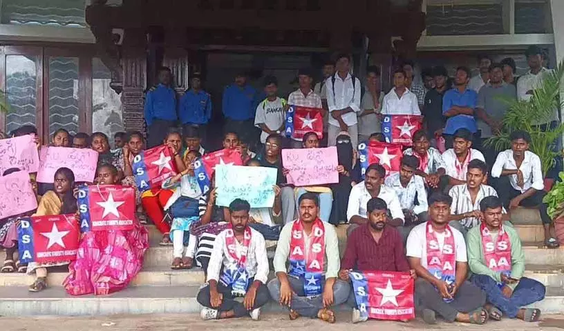 डिग्री सेमेस्टर फीस कम करने के लिए KU में विरोध प्रदर्शन डिग्री सेमेस्टर फीस कम करने के लिए KU में विरोध प्रदर्शन