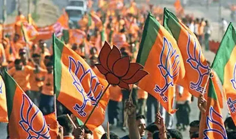 BJP प्रदेश अध्यक्ष के सामने दो नेताओं में बहस BJP प्रदेश अध्यक्ष के सामने दो नेताओं में बहस