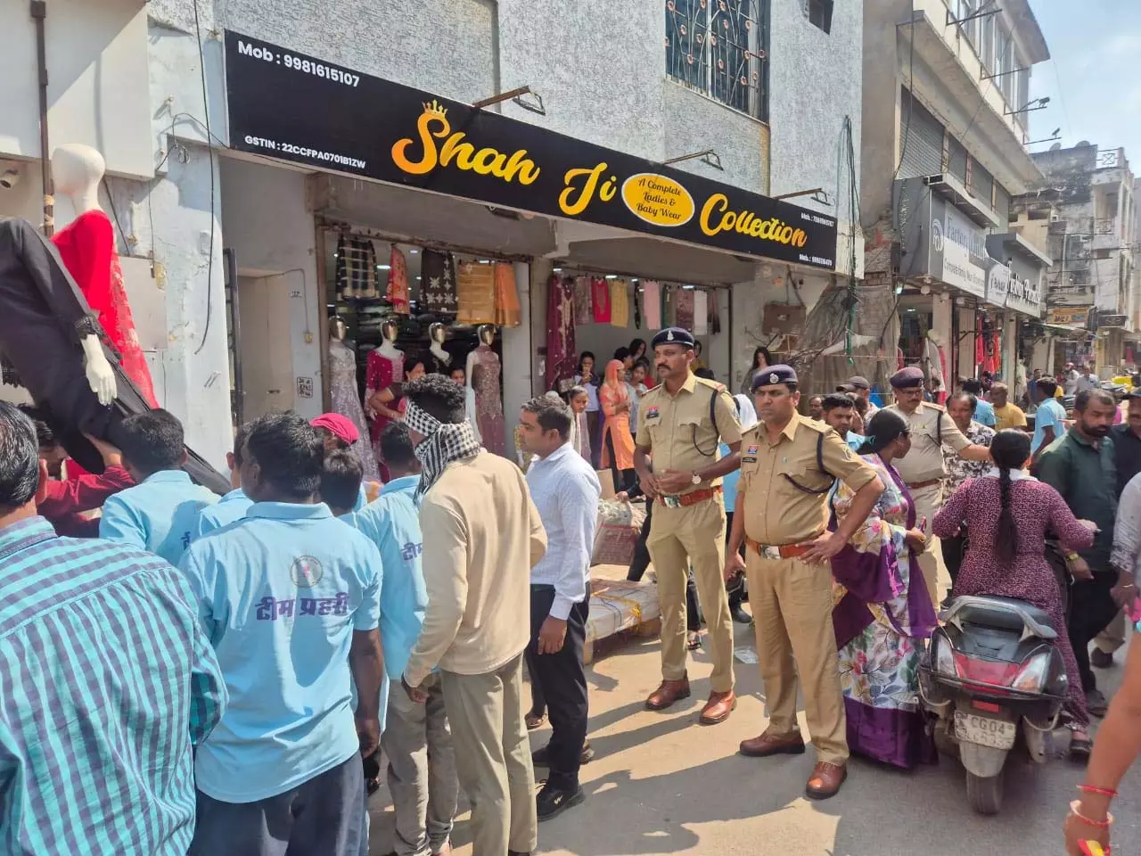 रायपुर पुलिस ने चार प्रमुख बाजार जोन में चाक चौबंद यातायात और सुरक्षा व्यवस्था लागू किया रायपुर पुलिस ने चार प्रमुख बाजार जोन में चाक चौबंद यातायात और सुरक्षा व्यवस्था लागू किया
