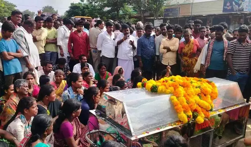 Gurukul के छात्र ने की आत्महत्या.. माता-पिता ने प्रेम प्रसंग के चलते उत्पीड़न का आरोप लगाया Gurukul के छात्र ने की आत्महत्या.. माता-पिता ने प्रेम प्रसंग के चलते उत्पीड़न का आरोप लगाया