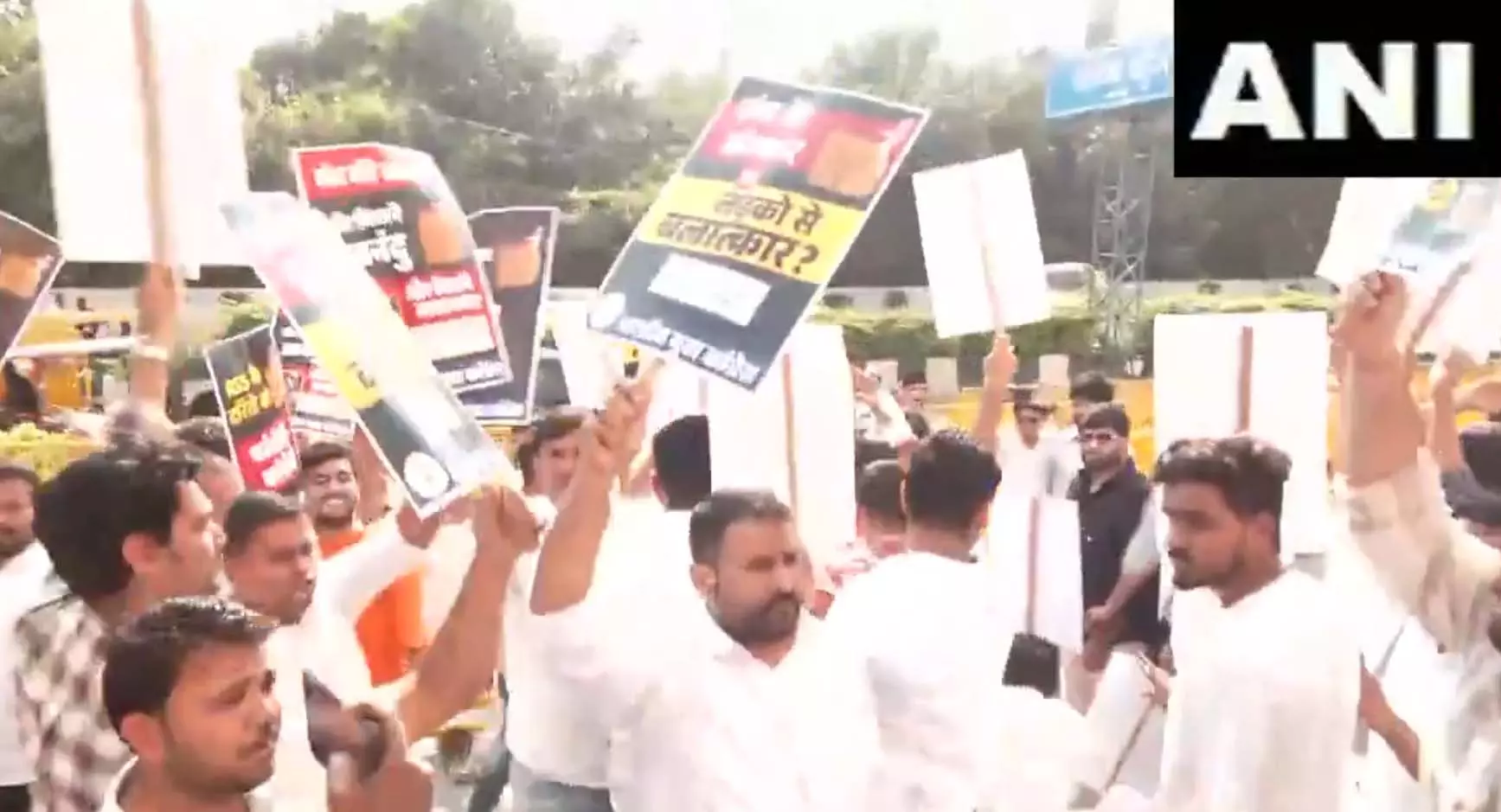 Youth Congress ने RSS मुख्यालय के बाहर Kerala IT प्रोफेशनल की मौत पर प्रदर्शन किया Youth Congress ने RSS मुख्यालय के बाहर Kerala IT प्रोफेशनल की मौत पर प्रदर्शन किया