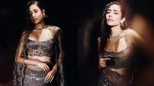 मनीष मल्होत्रा की दिवाली पार्टी में Shimmery Silver आउटफिट में जोनिता गांधी ने सबका ध्यान खींचा अपनी ओर मनीष मल्होत्रा की दिवाली पार्टी में Shimmery Silver आउटफिट में जोनिता गांधी ने सबका ध्यान खींचा अपनी ओर
