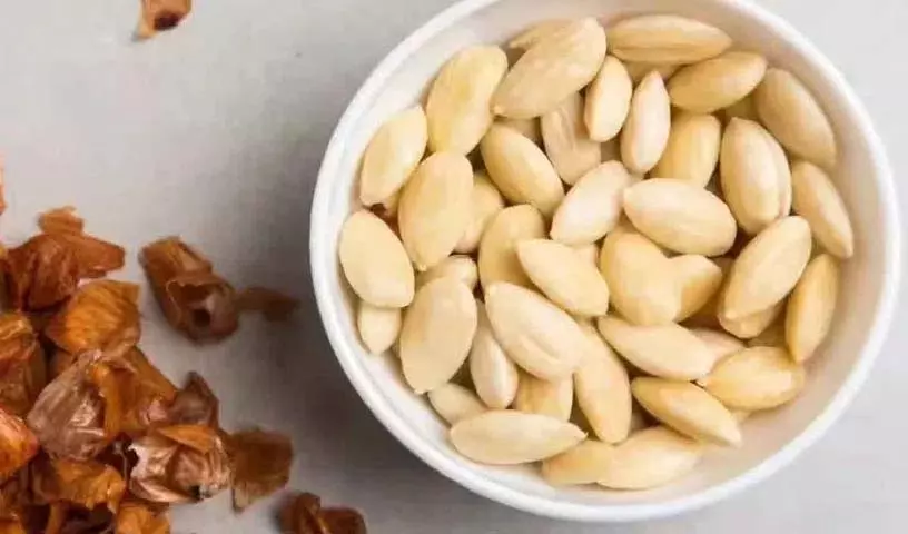 क्या आपको बादाम छिलके सहित खाना चाहिए या बिना छिलके के? क्या आपको बादाम छिलके सहित खाना चाहिए या बिना छिलके के?