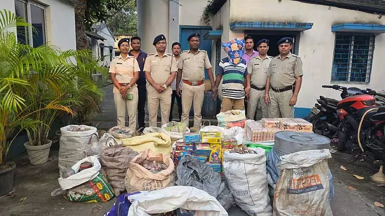 काली पूजा से पहले पूर्वी मेदिनीपुर में भारी मात्रा में प्रतिबंधित पटाखे बरामद काली पूजा से पहले पूर्वी मेदिनीपुर में भारी मात्रा में प्रतिबंधित पटाखे बरामद