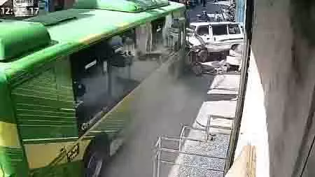 शाहदरा के विश्वास नगर में तेज रफ्तार DTC बस ने कई वाहनों को टक्कर मारी शाहदरा के विश्वास नगर में तेज रफ्तार DTC बस ने कई वाहनों को टक्कर मारी