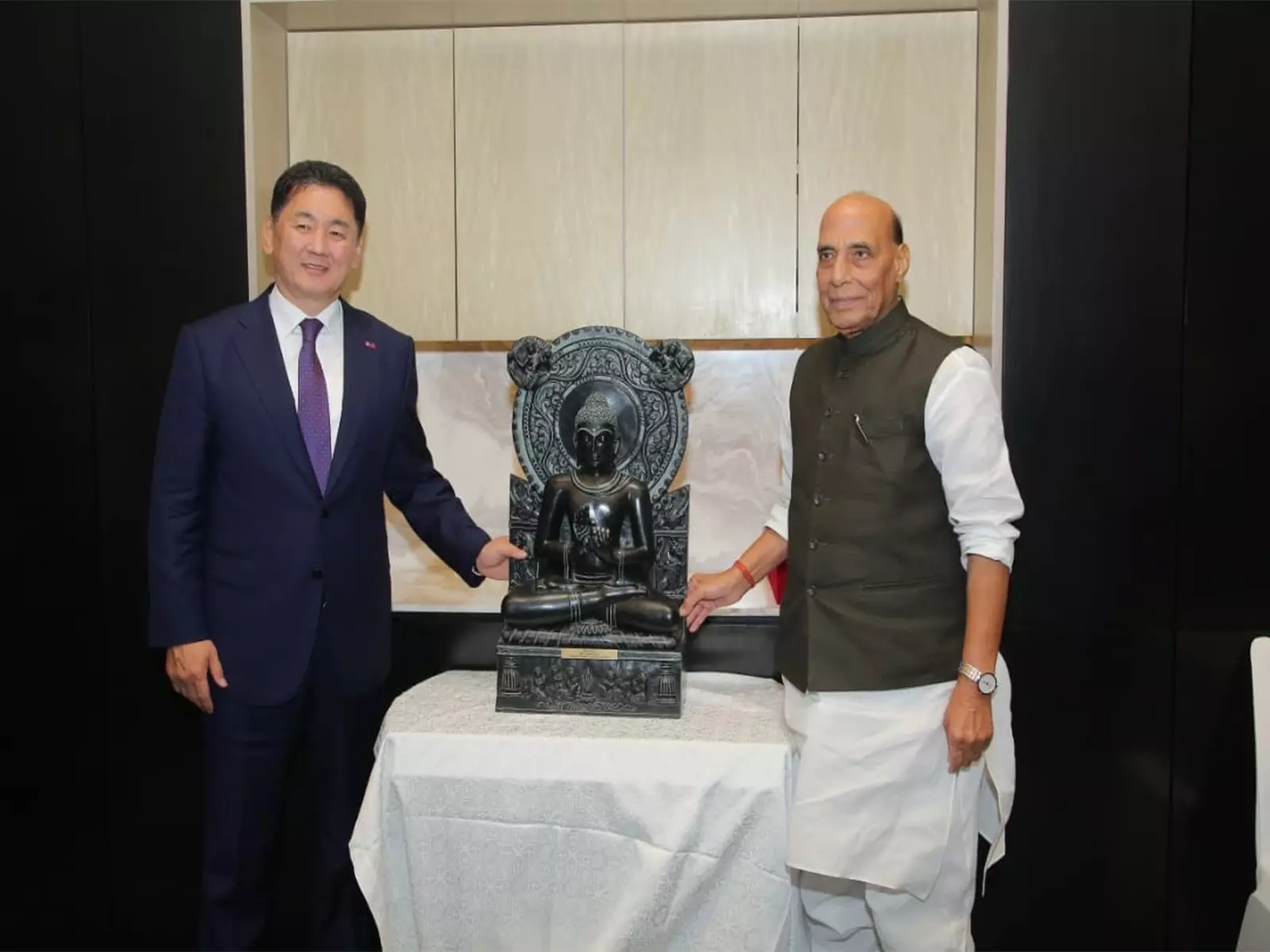Rajnath Singh ने मंगोलियाई राष्ट्रपति को ‘खिचिंग स्टोन बुद्ध’ भेंट किया Rajnath Singh ने मंगोलियाई राष्ट्रपति को ‘खिचिंग स्टोन बुद्ध’ भेंट किया