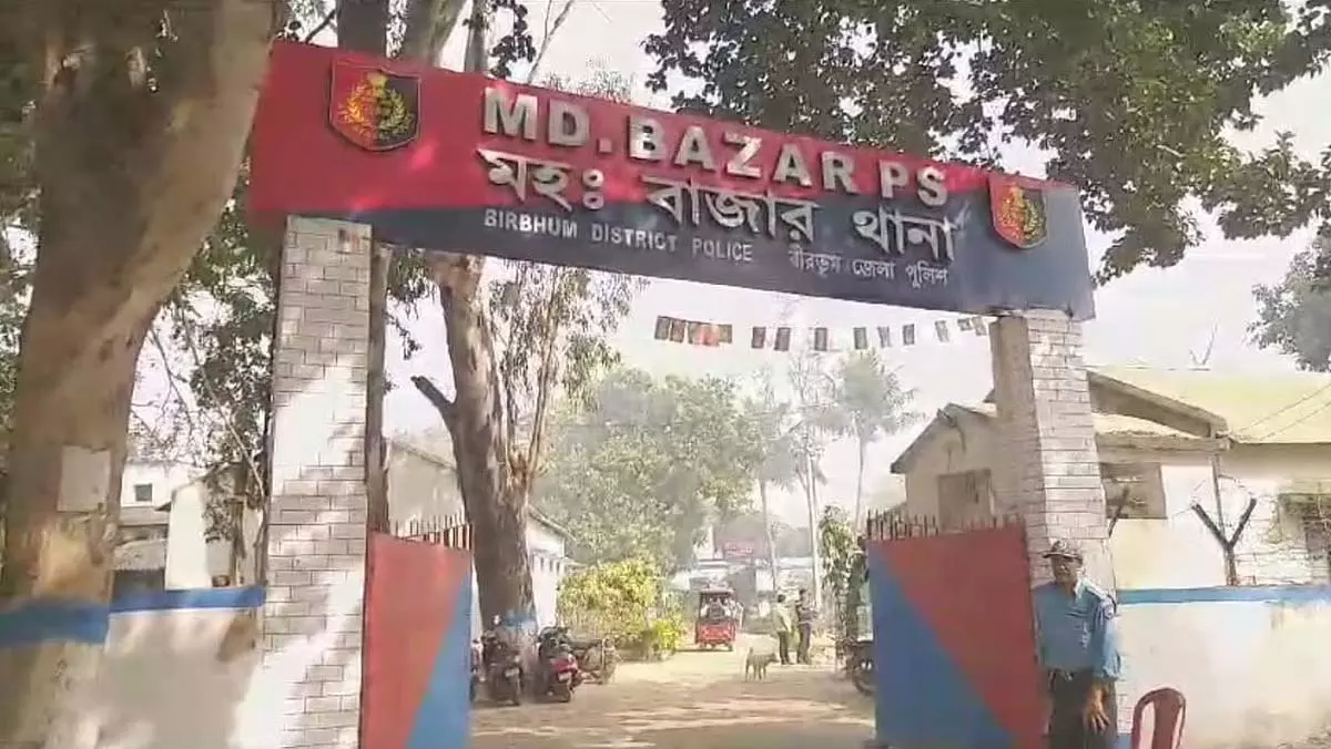 ट्रक मालिक से कथित तौर पर पैसे लेने के आरोप में दो पुलिस अधिकारी निलंबित ट्रक मालिक से कथित तौर पर पैसे लेने के आरोप में दो पुलिस अधिकारी निलंबित