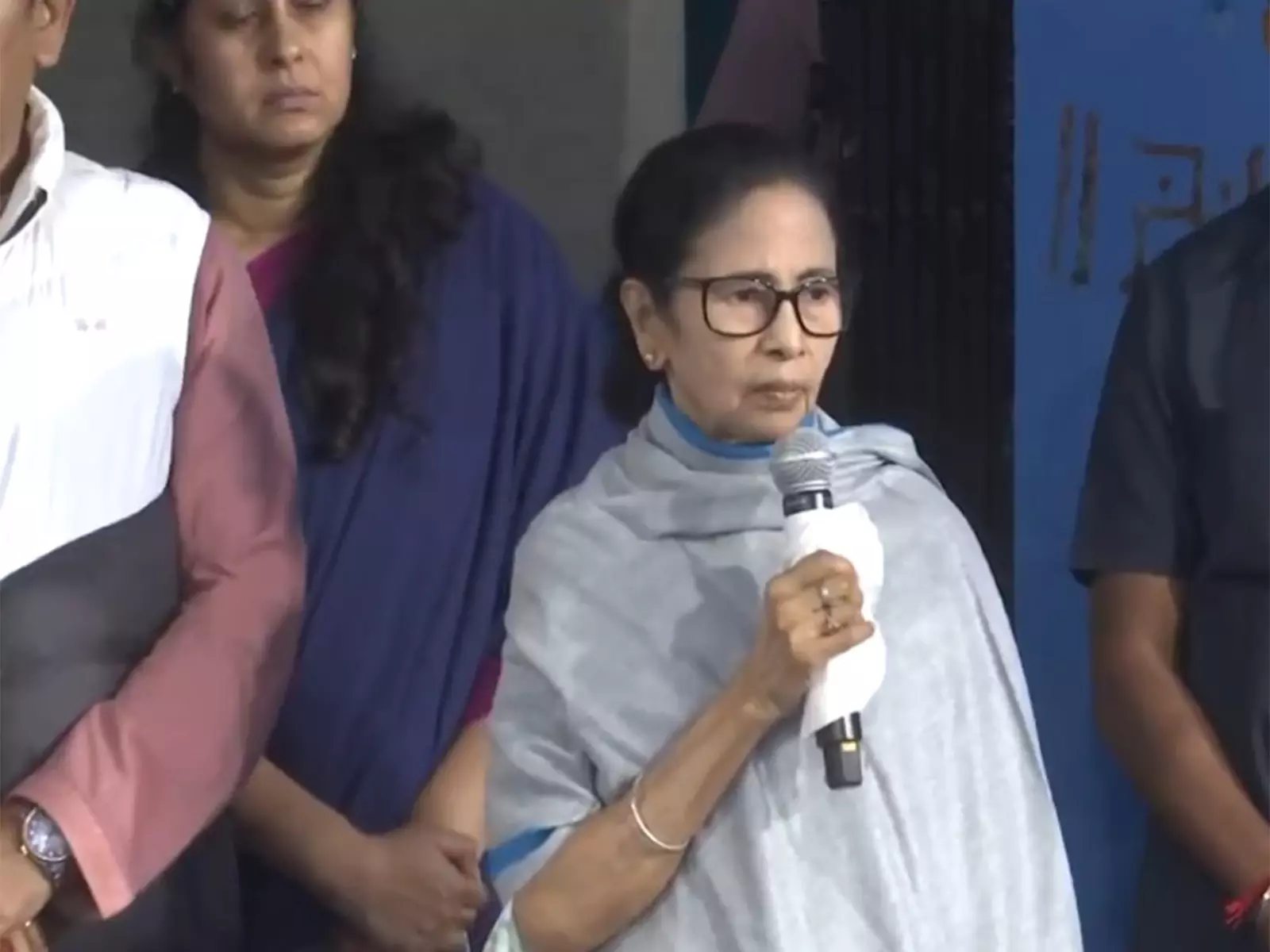 ममता बनर्जी ने की Mirik बाढ़ प्रभावितों के लिए 1.2 लाख रुपये की सहायता की घोषणा ममता बनर्जी ने की Mirik बाढ़ प्रभावितों के लिए 1.2 लाख रुपये की सहायता की घोषणा