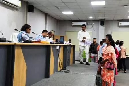 जनदर्शन में कलेक्टर ने सुनी ग्रामीणों की समस्याएं जनदर्शन में कलेक्टर ने सुनी ग्रामीणों की समस्याएं