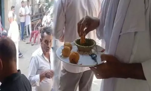इंस्पेक्टर से त्रस्त थे ग्रामीण, भ्रष्टाचार की जांच शुरू होने पर गांव में हुई खाने-पीने की पार्टी