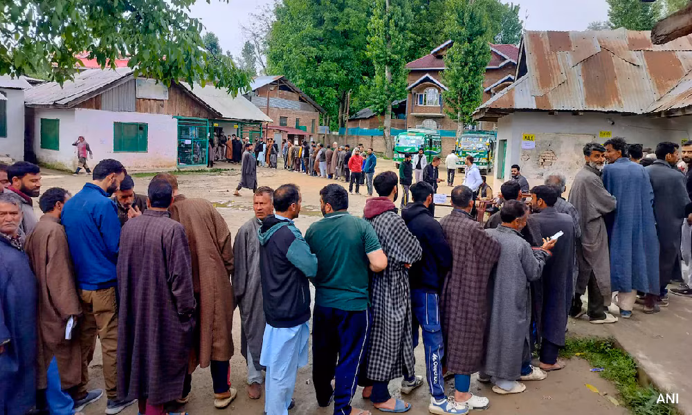 Srinagar: बडगाम-नगरोटा सीटों पर प्रत्याशी दाखिल करने लगे नामांकन पत्र Srinagar: बडगाम-नगरोटा सीटों पर प्रत्याशी दाखिल करने लगे नामांकन पत्र