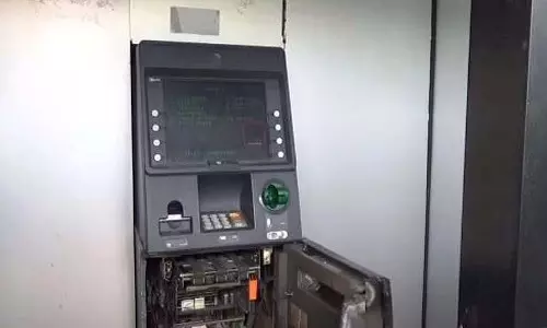 मलाड पुलिस ने ATM कार्ड चोरी और शहर भर में धोखाधड़ी से पैसे निकालने के आरोप में तीन लोगों को गिरफ्तार किया