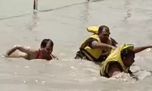 Haridwar: गंगा में फंसे श्रद्धालुओं को जल पुलिस ने सकुशल निकाला Haridwar: गंगा में फंसे श्रद्धालुओं को जल पुलिस ने सकुशल निकाला