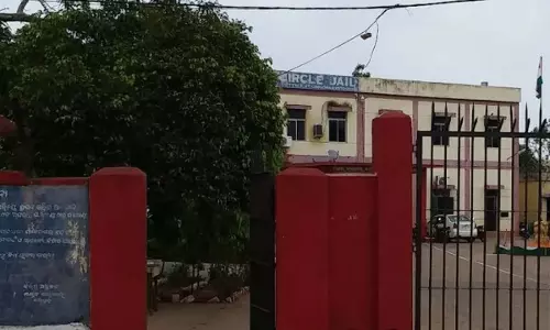Odisha : दो कैदियों के भागने के कुछ दिन बाद चौद्वार जेलर का तबादला Odisha : दो कैदियों के भागने के कुछ दिन बाद चौद्वार जेलर का तबादला