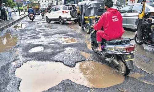 गड्ढों से हुई मौत के पीड़ितों के परिवारों को 6 लाख रुपये का भुगतान करें: HC to civic bodies