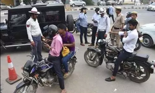 Gururgam यातायात पुलिस ने लेन उल्लंघन पर कार्रवाई की, 5 पर मामला दर्ज Gururgam यातायात पुलिस ने लेन उल्लंघन पर कार्रवाई की, 5 पर मामला दर्ज