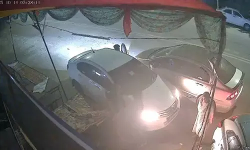 LIVE वीडियो...पार्किंग विवाद में युवक को कार से मारी टक्कर, गंभीर रूप से घायल