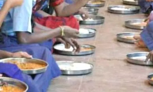 हेडमास्टर को उल्टी होने लगी ऐसे भोजन खाने वाले थे बच्चे, मध्यान्ह भोजन प्रभारी शिक्षिका सस्पेंड हेडमास्टर को उल्टी होने लगी ऐसे भोजन खाने वाले थे बच्चे, मध्यान्ह भोजन प्रभारी शिक्षिका सस्पेंड