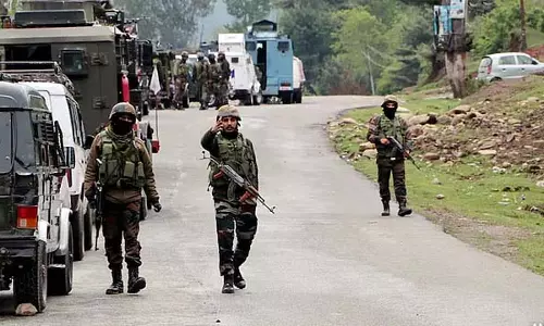 कुपवाड़ा में घुसपैठ की कोशिश; सुरक्षा बलों ने दो आतंकवादियों को मार गिराया कुपवाड़ा में घुसपैठ की कोशिश; सुरक्षा बलों ने दो आतंकवादियों को मार गिराया