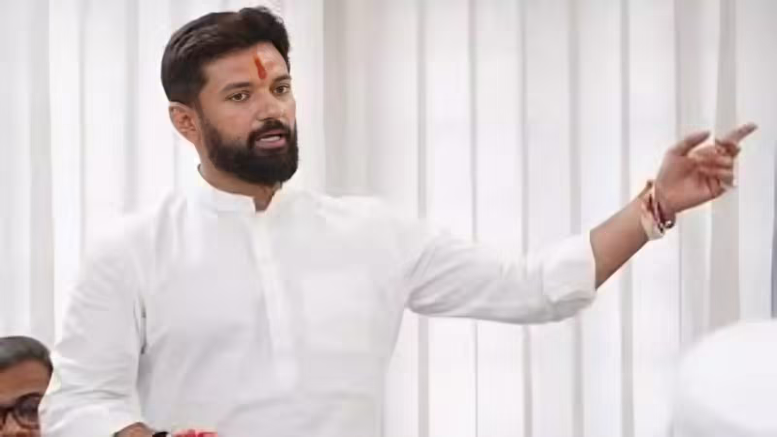 Patna: 29 सीटों के समझौते के बाद चिराग की रणनीति पर सियासी नजर Patna: 29 सीटों के समझौते के बाद चिराग की रणनीति पर सियासी नजर