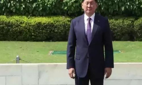 मंगोलिया के राष्ट्रपति खुरेलसुख उखना ने राजघाट पर श्रद्धांजलि अर्पित की
