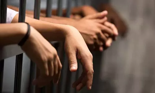 पिंपरी-चिंचवाड़: चाकन यातायात प्रभाग कार्यालय के अंदर संपत्ति को नुकसान पहुंचाने के बाद नशे में धुत ड्राइवर गिरफ्तार पिंपरी-चिंचवाड़: चाकन यातायात प्रभाग कार्यालय के अंदर संपत्ति को नुकसान पहुंचाने के बाद नशे में धुत ड्राइवर गिरफ्तार