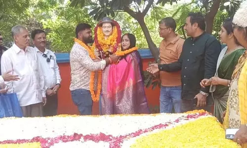 MP : खंडवा में किशोर कुमार का स्मारक नागपुर के जोड़े के लिए विवाह स्थल बना MP : खंडवा में किशोर कुमार का स्मारक नागपुर के जोड़े के लिए विवाह स्थल बना