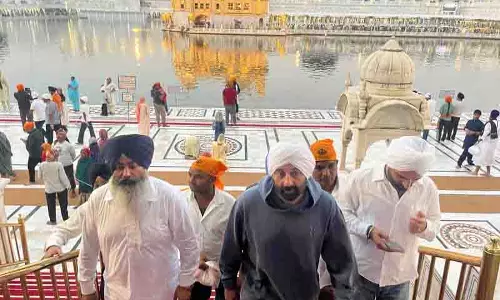 Punjab: सनी देओल ने स्वर्ण मंदिर में मत्था टेका