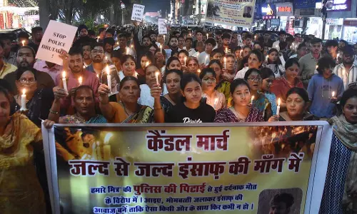 Bhopal : बीटेक छात्र की मौत के विरोध में कैंडल मार्च निकाला गया