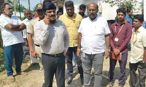 Bommasandra : राजाकलुवे पर बने घरों को खाली कराया जा रहा है Bommasandra : राजाकलुवे पर बने घरों को खाली कराया जा रहा है