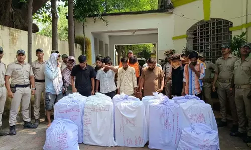 संबलपुर में कफ सिरप के अवैध परिवहन के लिए पांच लोग गिरफ्तार; 5,100 बोतलें जब्त संबलपुर में कफ सिरप के अवैध परिवहन के लिए पांच लोग गिरफ्तार; 5,100 बोतलें जब्त