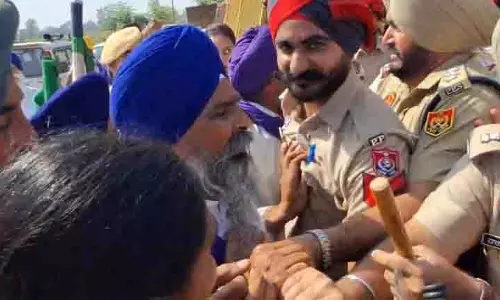 अजनाला में Bhagwant Mann के बाढ़ राहत कार्यक्रम में किसानों को नहीं जाने दिया गया अजनाला में Bhagwant Mann के बाढ़ राहत कार्यक्रम में किसानों को नहीं जाने दिया गया