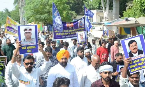 प्रदर्शनकारियों ने IPS अधिकारी वाई पूरन कुमार के लिए न्याय की मांग की प्रदर्शनकारियों ने IPS अधिकारी वाई पूरन कुमार के लिए न्याय की मांग की
