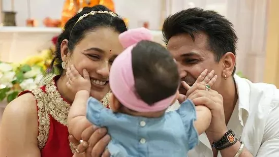 Prince Narula ने बेटी के साथ युविका चौधरी के लिए सालगिरह की पोस्ट शेयर की Prince Narula ने बेटी के साथ युविका चौधरी के लिए सालगिरह की पोस्ट शेयर की