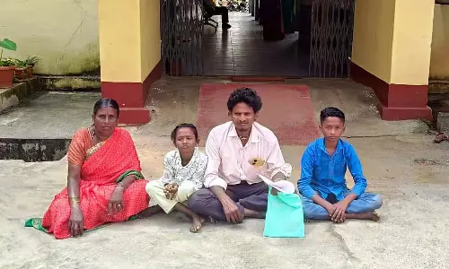 जलापूर्ति में देरी: टी.पी. कार्यालय के सामने परिवार का विरोध प्रदर्शन जलापूर्ति में देरी: टी.पी. कार्यालय के सामने परिवार का विरोध प्रदर्शन