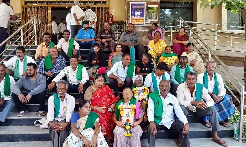 Channapatna : किसान महिलाओं ने तालुक कार्यालय के सामने विरोध प्रदर्शन किया Channapatna : किसान महिलाओं ने तालुक कार्यालय के सामने विरोध प्रदर्शन किया